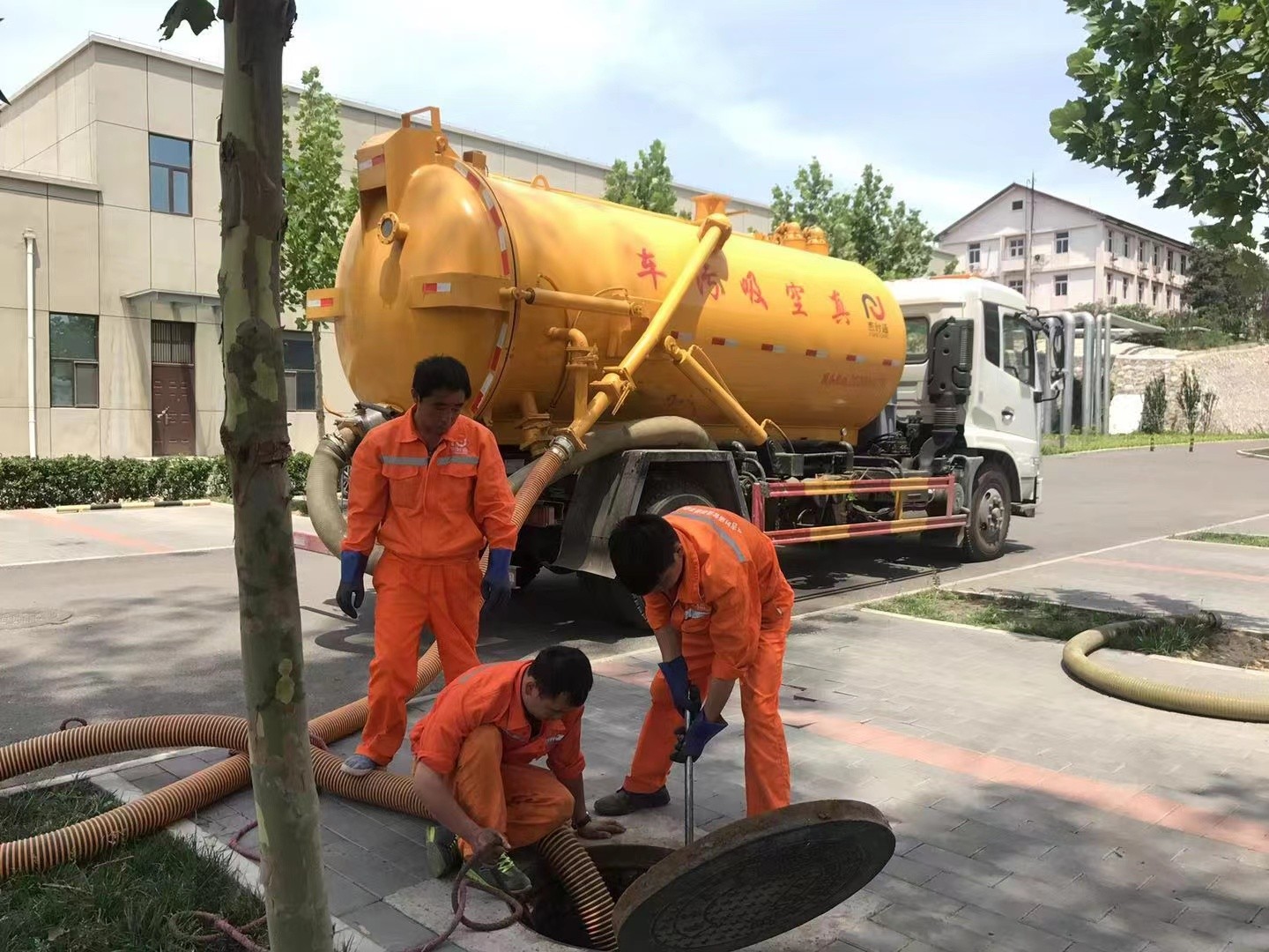 大东管道疏通车停在窨井附近