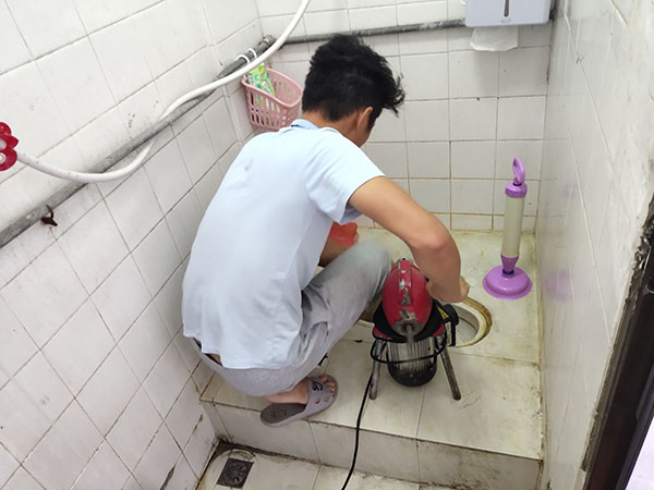 大东管道堵塞冒臭气 专业师傅现场解决问题