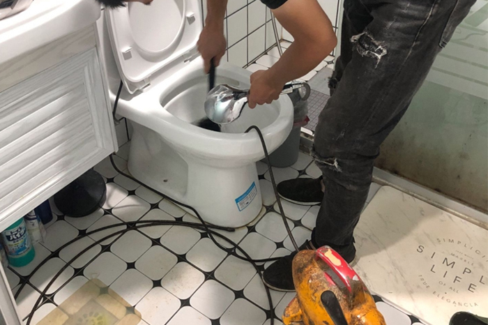 大东马桶堵塞自己疏通还是找师傅？专业上门服务让你省时更省心